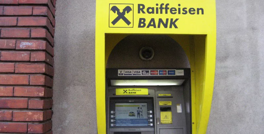 Прием валюты в банкоматах Райффайзенбанка приостановлен